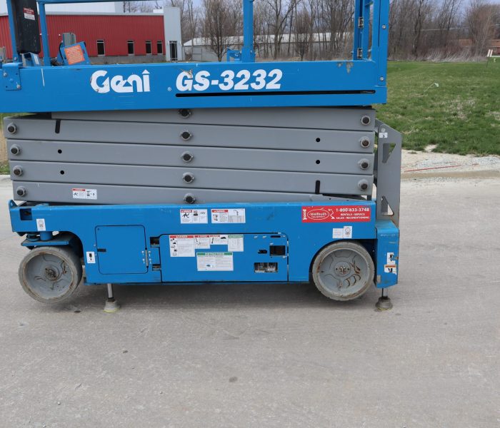 Genie GS-3232 Basket Lowered Struts Extended Side View